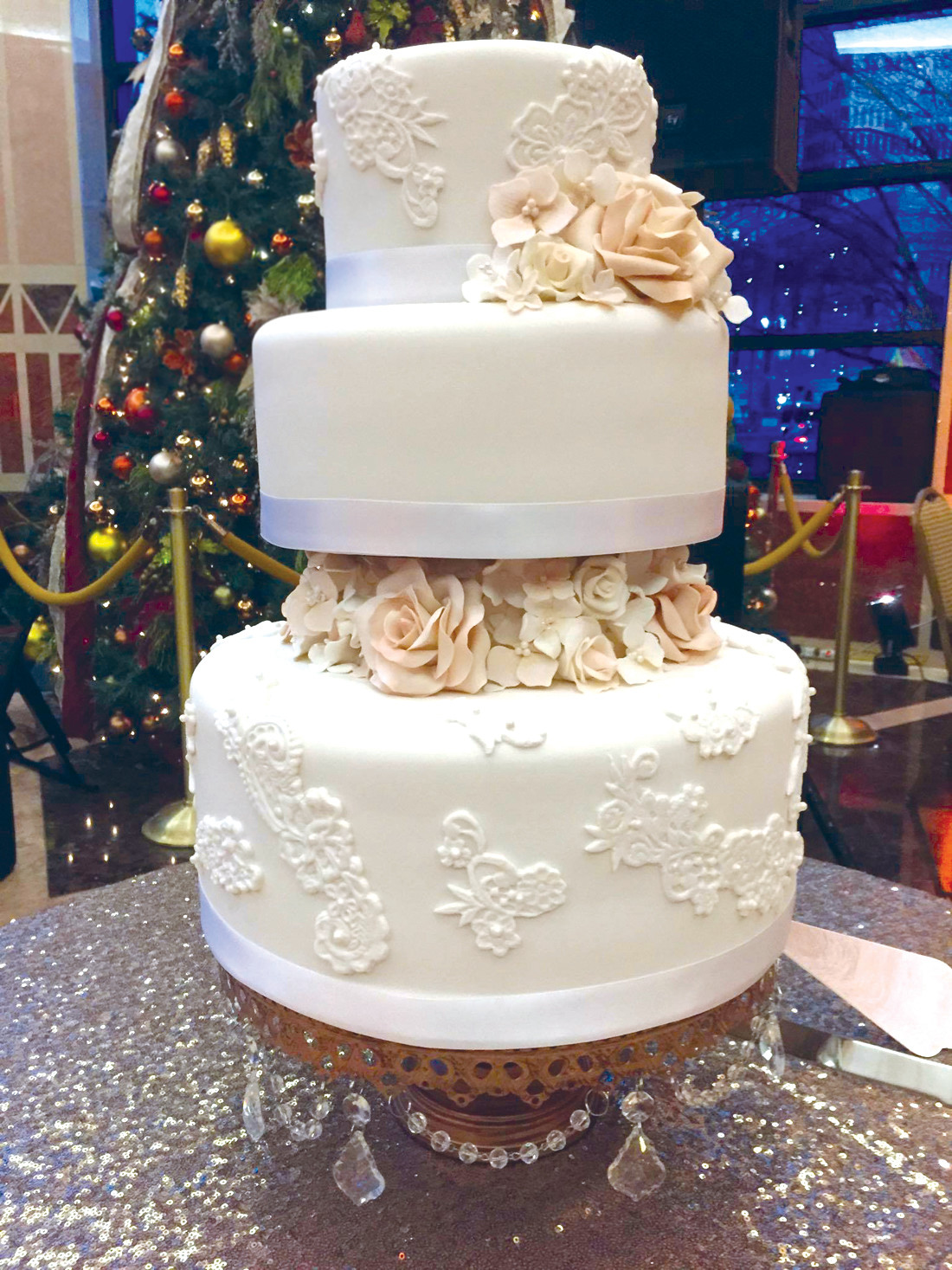 SIMPLE ELEGANCE: Rachel Marchetti of Rachel’s Sugar Shop created a cake that coordinated with the bride’s gown.