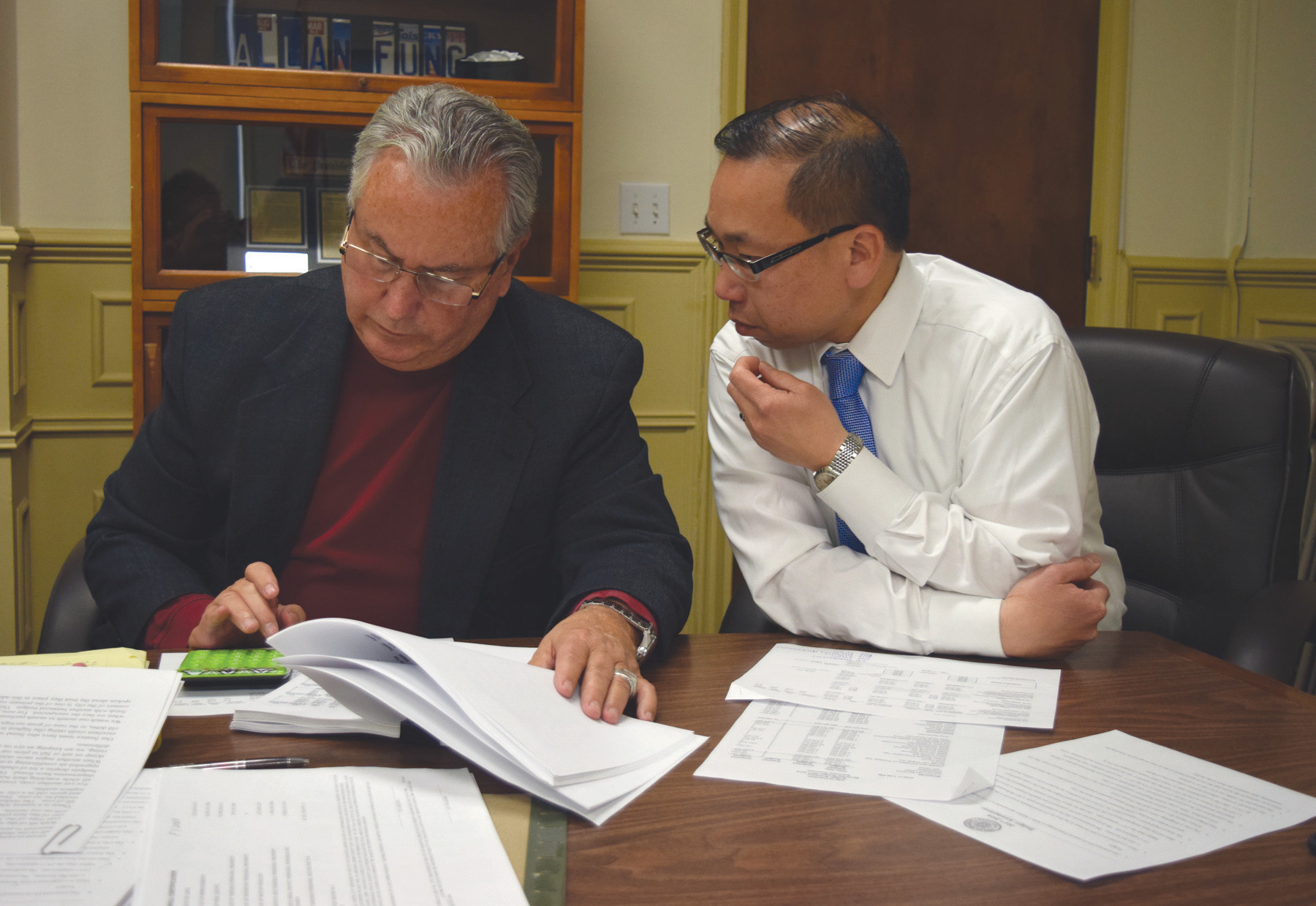 ASSESSING THE NUMBERS: Finance Director Robert Strom and Mayor Allan W. Fung perform budget calculations on Friday.