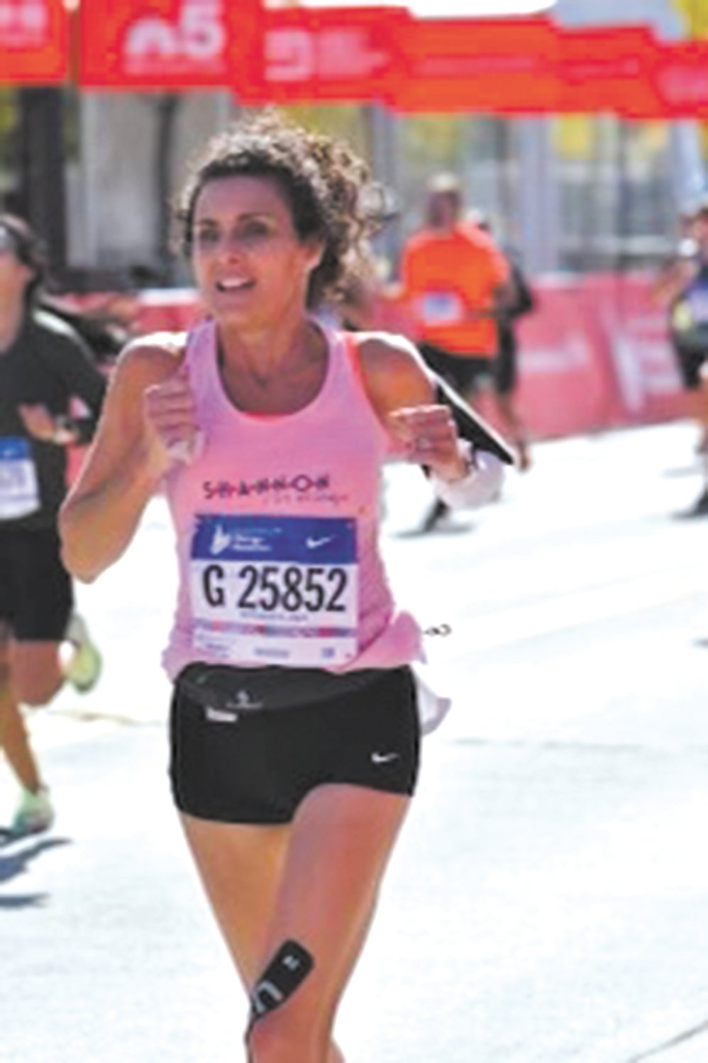 FROM CHICAGO TO RHODE ISLAND: Shannon Krasnowiecki in the 2022 Chicago Marathon.