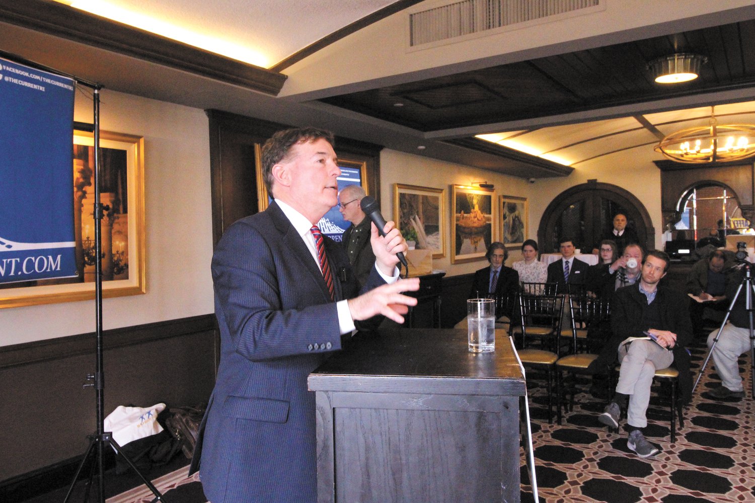 OUTLINING HIS PLATFORM: Former Cranston mayor Steve Laffey who has announced as a Republican candidate for president  addressed an audience of about 30 people Friday at the Chapel View Grille.  (Cranston Herald photo)